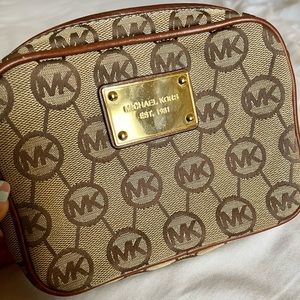 Michael Korea crossbody